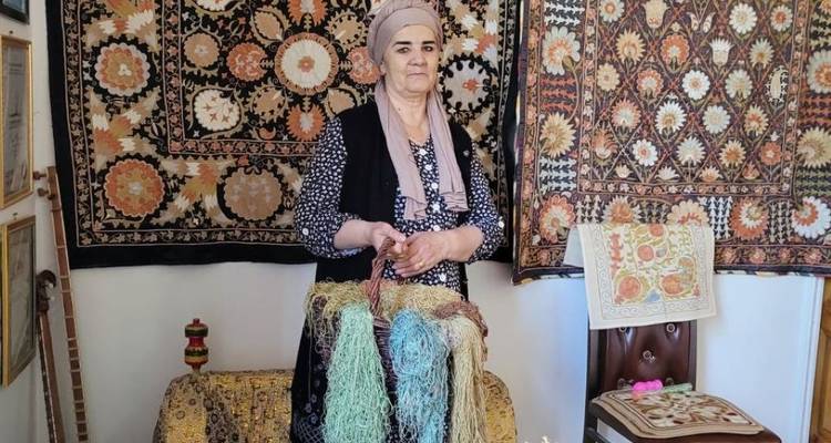 Personne devant des textiles tissés colorés dans une pièce décorée.