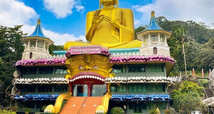 Goldene Buddha-Statue am Tempeleingang.