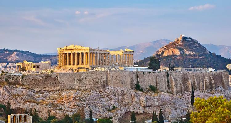 Goldenes Stundenlicht auf dem Parthenon auf der Akropolis mit Bergen im Hintergrund