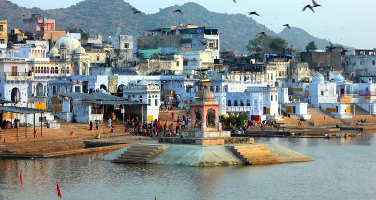 Schilderachtig uitzicht op het Pushkar-meer omringd door gebouwen.