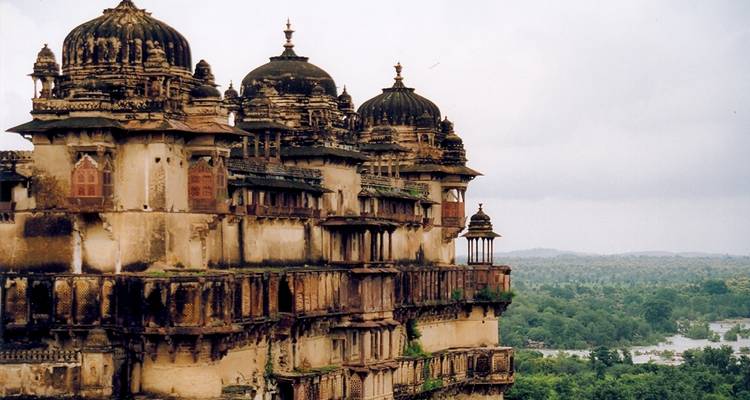 Historisch paleis met weelderig groen op de achtergrond.
