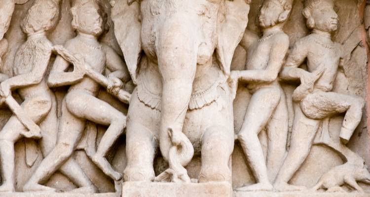 Sculptures complexes en pierre d'un éléphant et de divinités.