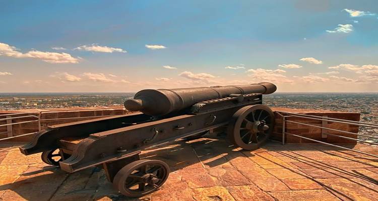 Cannon historique avec vues panoramiques depuis le fort.