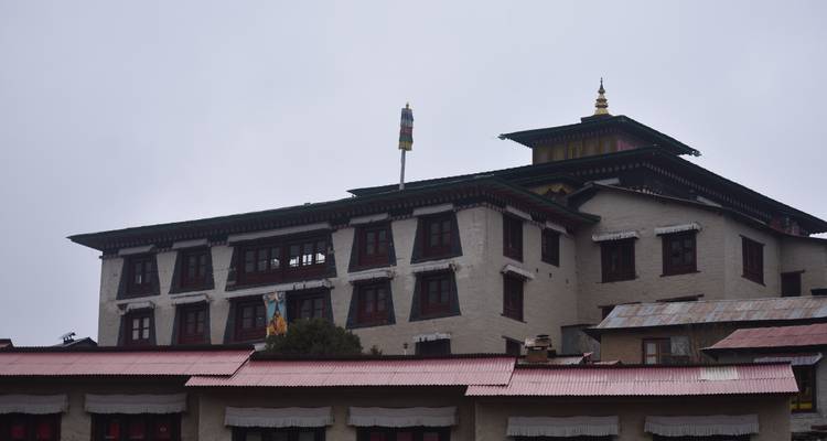 Bâtiment à l'architecture traditionnelle sous un ciel nuageux.