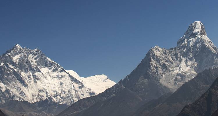 Majestueuze met sneeuw bedekte toppen tegen een heldere hemel.
