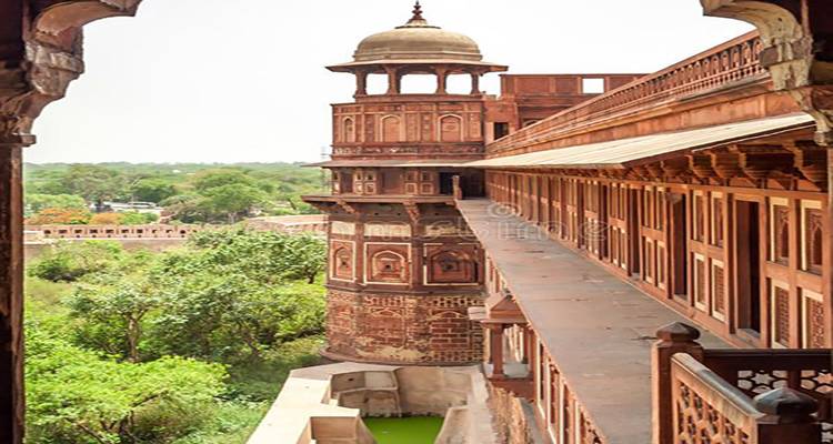Blick auf eine Palastmauer mit Aussicht auf eine grüne Landschaft.