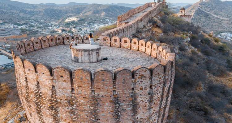 Luftaufnahme einer massiven Festungsmauer mit Blick auf eine Stadt.
