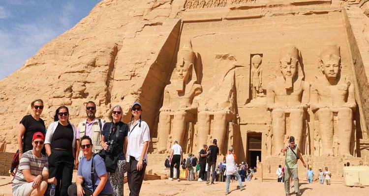 Turistas posando frente a la fachada monumental principal de Abu Simbel.