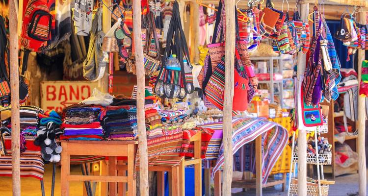 Kleurrijke marktkraam die textiel en souvenirs verkoopt