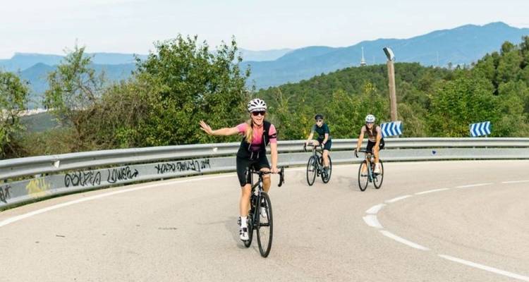 Des cyclistes roulant sur une route de montagne avec des vues panoramiques.