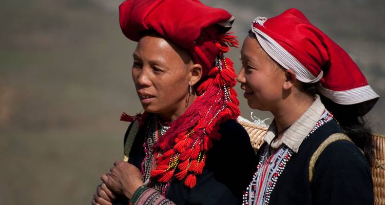 Deux personnes portant des chapeaux et des vêtements traditionnels.