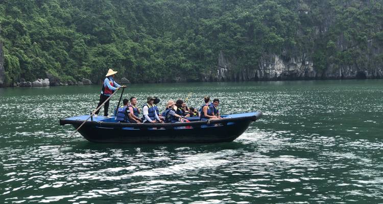 Baie d'Halong : journée complète avec grottes, kayak et baignade - transfert par l'autoroute - Old Quarter Travel 4