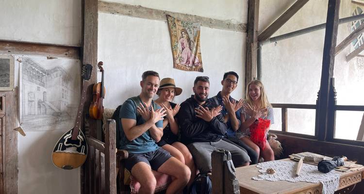 Groupe d'amis à l'intérieur qui posent et font des signes de la main.