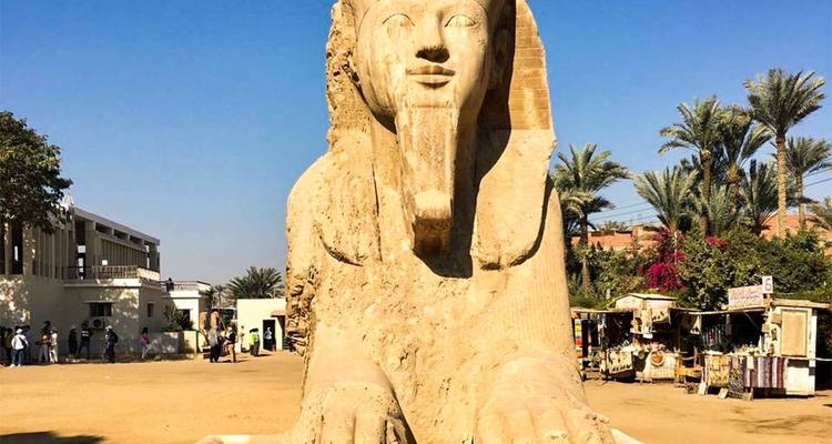 Le Grand Sphinx de Gizeh avec des touristes en arrière-plan.
