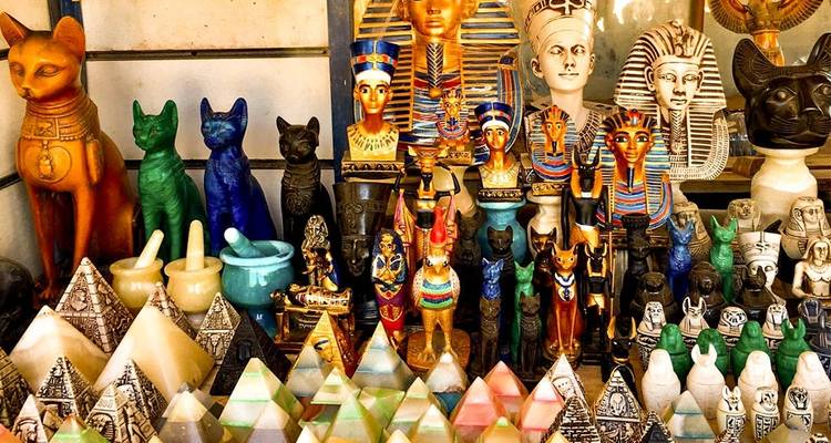 Boutique de souvenirs avec diverses statues égyptiennes colorées et pyramides.