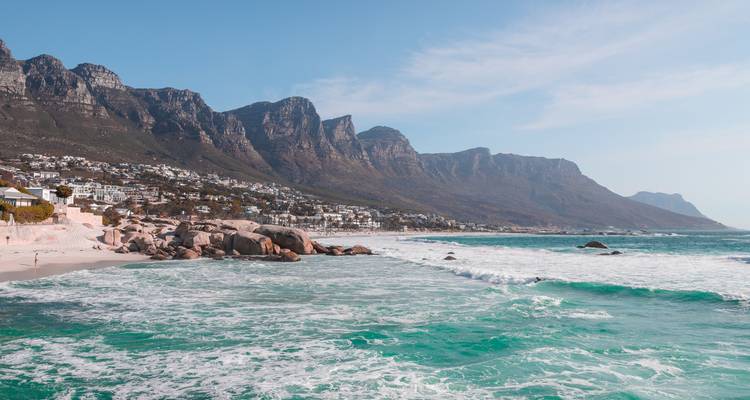 Küstenblick mit Bergen und türkisfarbenem Wasser