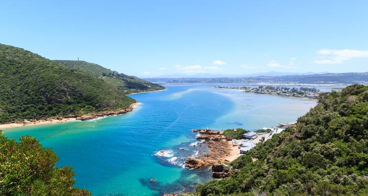 Malerische Flussmündung mit strahlend blauem Wasser