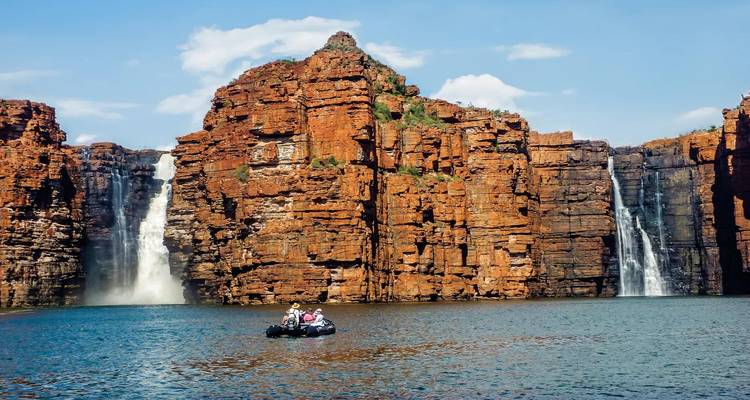 Chutes d'eau pittoresques aux chutes King George avec un bateau dans l'eau.