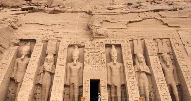 Façade de temple rupestre avec de grandes statues en Égypte.