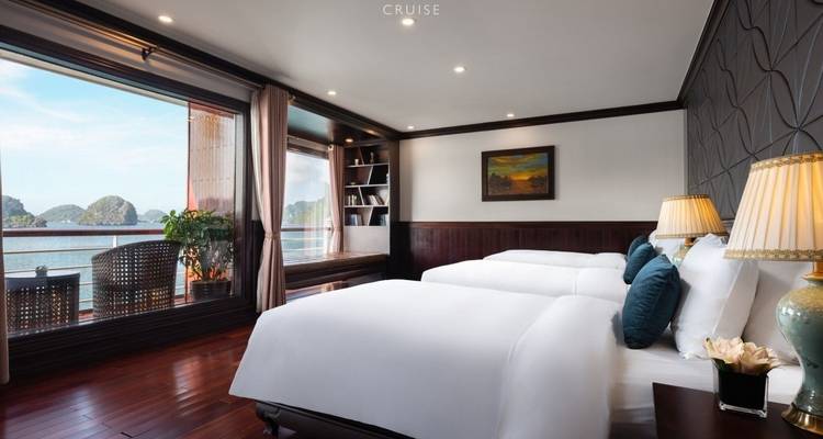 Ruime cruisehut met twee eenpersoonsbedden en zeezicht.