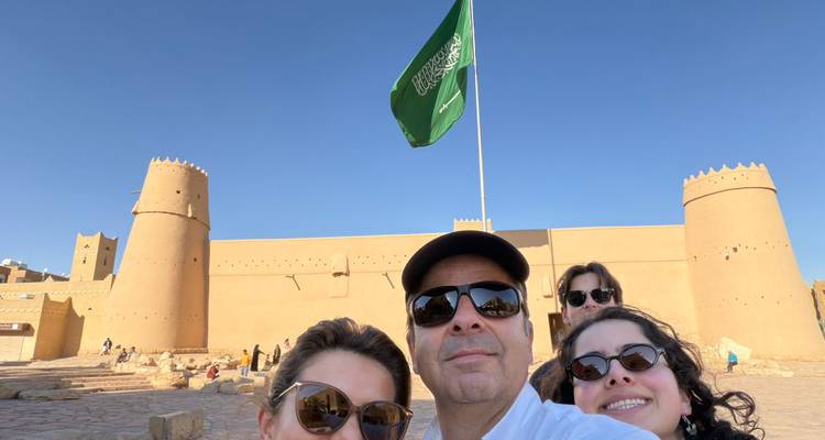 Groep poseert voor een fort met een vlag.