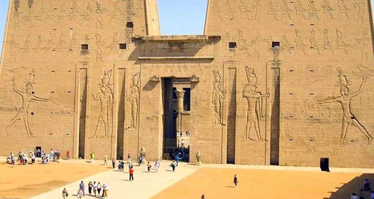 Die detailreiche Fassade eines antiken Monuments, geschmückt mit Schnitzereien.