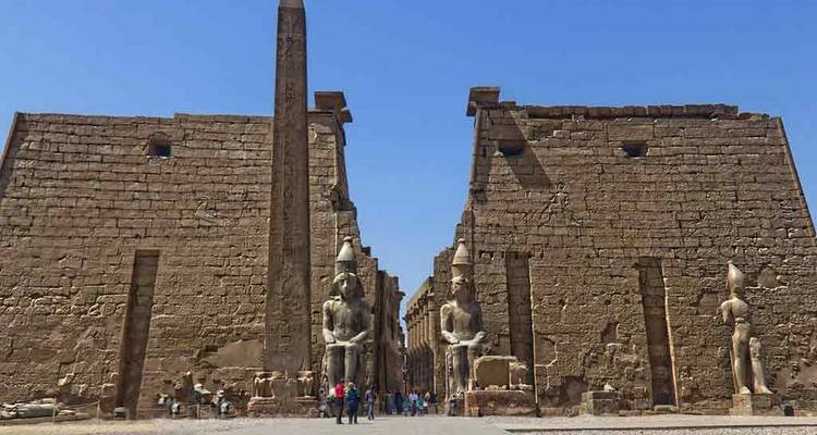 Eingang zum Luxor-Tempel mit zwei großen Statuen und Obelisk.