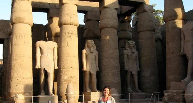 Person, die vor antiken Säulen im Luxor-Tempel steht.