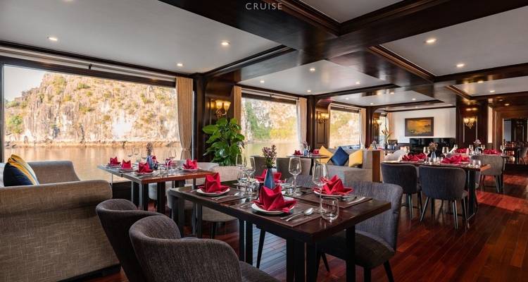 Binnen in een eetruimte van een cruiseschip met uitzicht naar buiten.