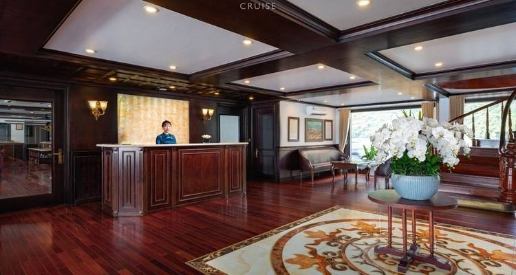 Receptieruimte van een luxe cruiseschip met personeel.