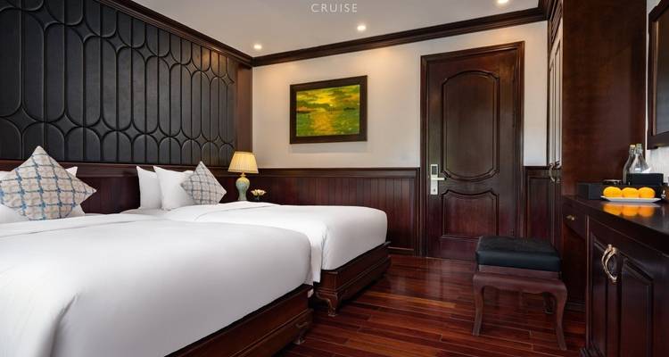 Tweepersoonskamer met aparte bedden op een luxe cruiseschip met elegante inrichting.