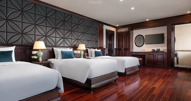 Ruime kamer met drie bedden op een cruiseschip.