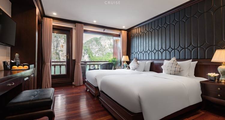 Kamer met twee eenpersoonsbedden en uitzicht naar buiten op een cruiseschip.