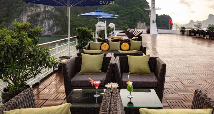 Ontspannende loungeruimte op het dek van een cruiseschip.