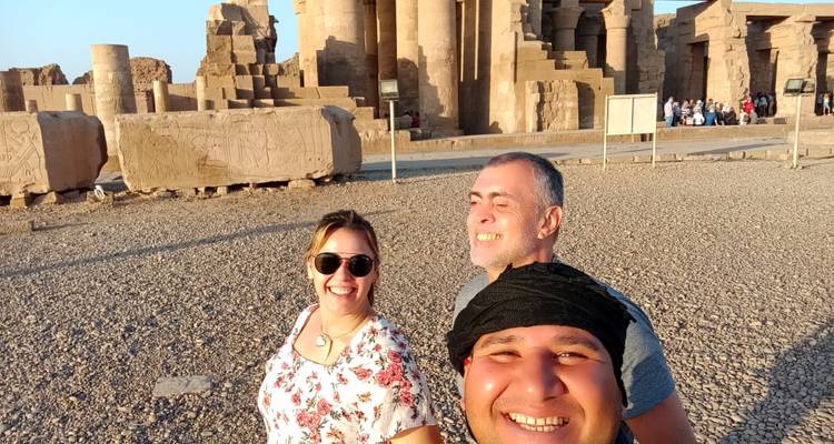 Selfie de trois amis aux ruines d'un temple égyptien ancien en grès à l'heure dorée.