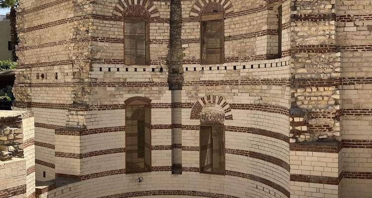 Les murs historiques en brique et en pierre ainsi que les fenêtres en arche d'une forteresse ancienne du Vieux Caire.