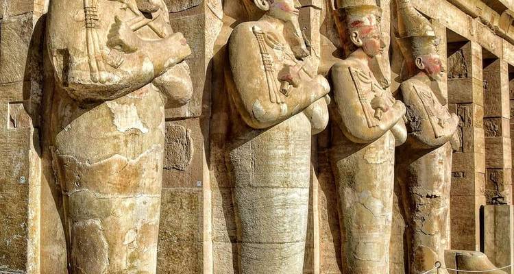 Rangée de statues debout aux bras croisés au Temple d'Hatchepsout.