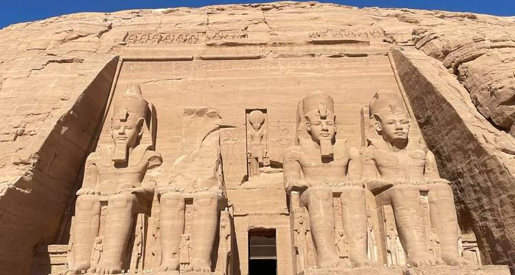 Vue de face du grand temple d'Abu Simbel taillé dans les falaises de grès.