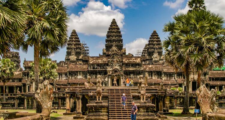 Angkor Wat tempelcomplex met toeristen.