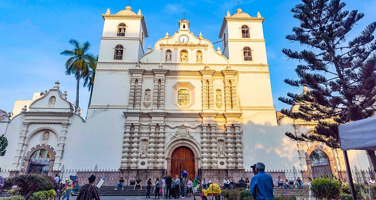 Une église historique avec des gens rassemblés devant l'entrée.