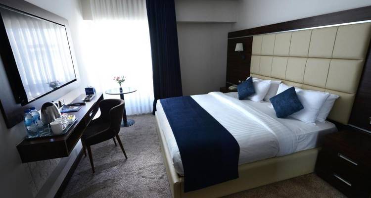 Hotelkamer met moderne inrichting en blauwe accenten.
