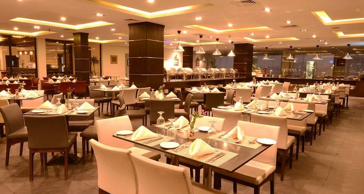 Elegante hotelrestaurant opstelling met ruime zitplaatsen.