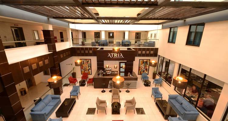 Hotellobby met moderne architectuur en ruime zitgelegenheid.