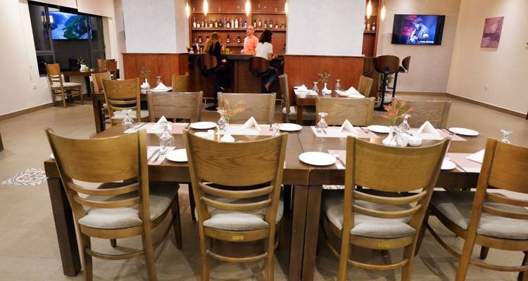Salle à manger dans un cadre de restaurant avec des tables et des chaises.