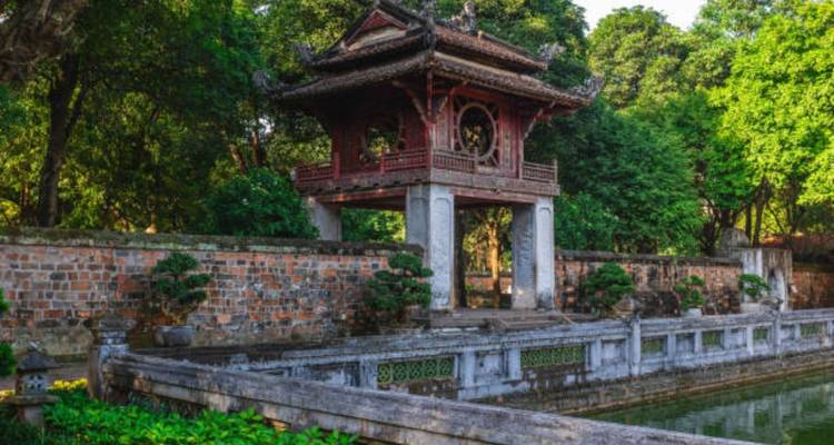 Structure historique vietnamienne entourée d'une végétation luxuriante.