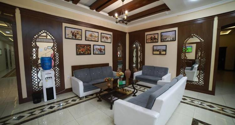 Sitzbereich in einer Hotellobby mit ausgestellten Kunstwerken.