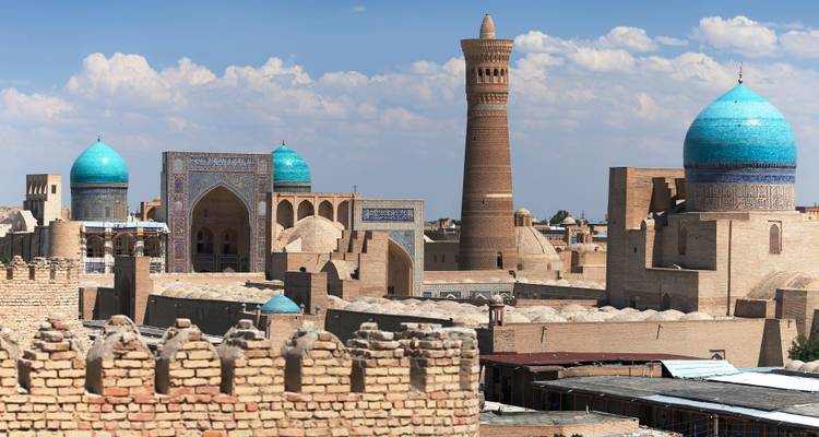 Panoramablick auf Buchara mit historischen Kuppeln und Minaretten.