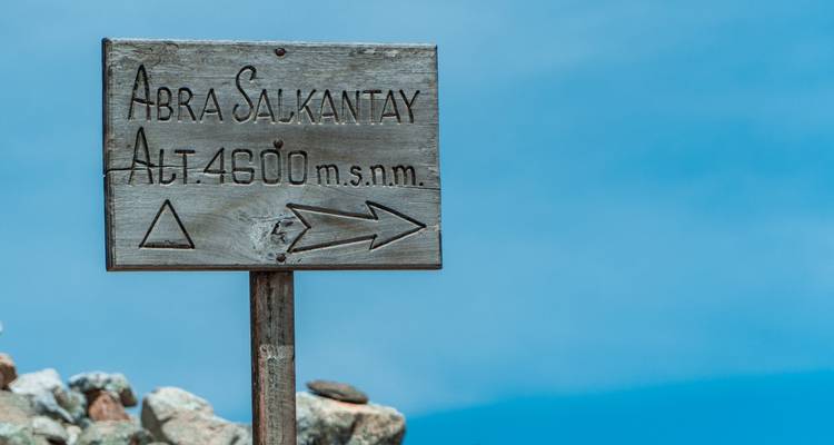 Panneau indicateur d'altitude avec flèches indiquant les directions.