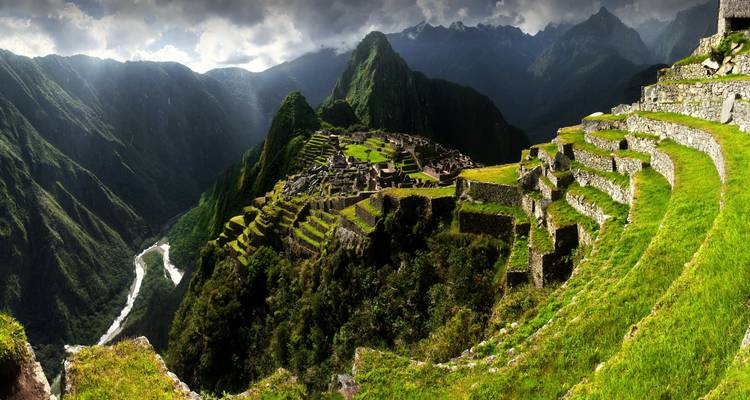 Panoramisch uitzicht op Machu Picchu genesteld in weelderige groene bergen.