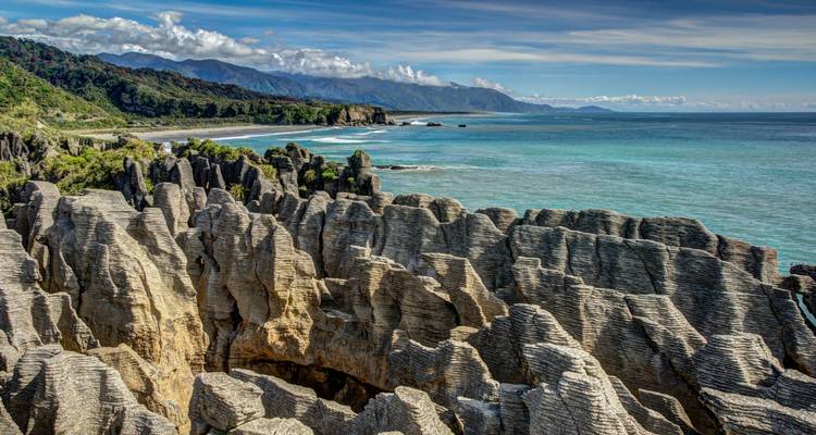 Rotsachtige kustlandformatie met uitzicht op de oceaan.